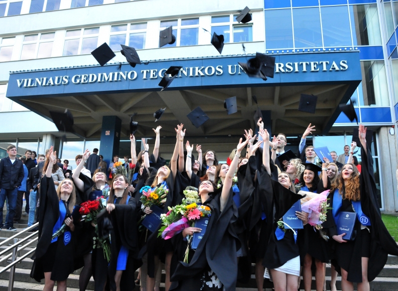 Visus absolventus maloniai kviečiame į bakalauro ir magistro diplomų įteikimo iškilmes