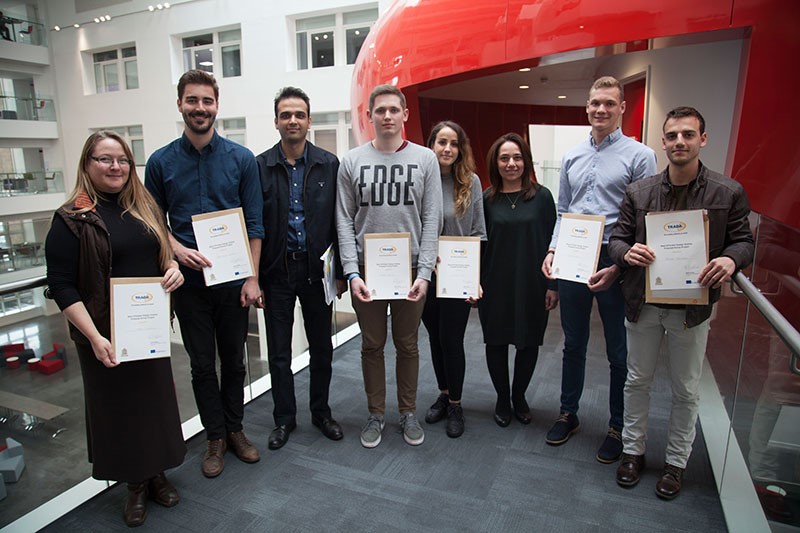 Apdovanojimo laimėtojai Afonso Francisco, Coral Dunwell, Mackenzie Garvin, Sophie Hilali, Tomas Bogdun (VGTU), Vaido Vahtar su Sautamptono Solento universiteto dėstytojais Masoud Sajjadian (trečias iš kairės) ir Sarah Radif (trečia iš dešinės). Sautamptono Solento universiteto nuotrauka
