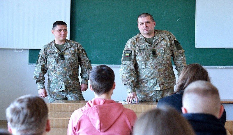 VGTU studentams apie jaunesniųjų karininkų vadų mokymus pasakojo Lietuvos kariuomenės atstovai