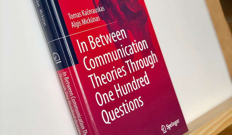 Tarp komunikacijos teorijų per šimtą klausimų: dialogų knyga apie komunikaciją