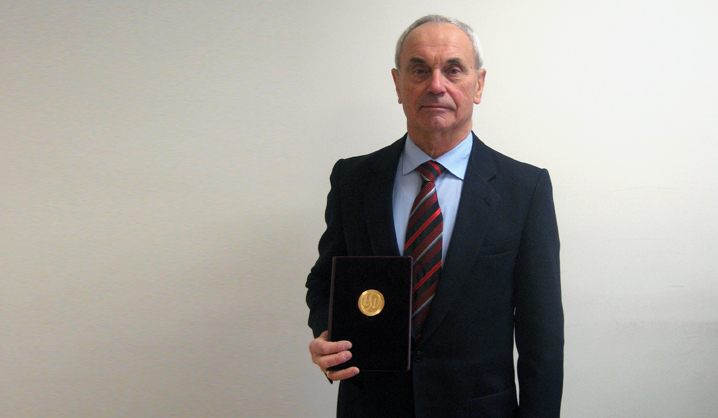 VGTU profesorius apdovanotas auksiniu garbės ženklu