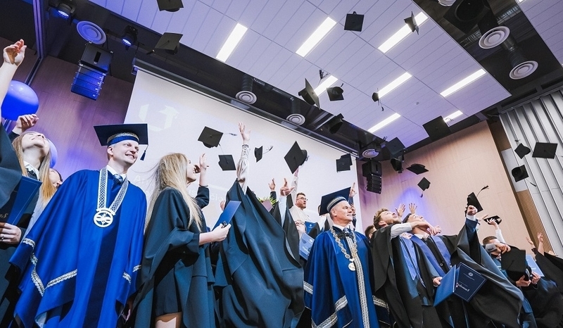 Diplomų teikimo ceremonijose – išmintingi palinkėjimai absolventams