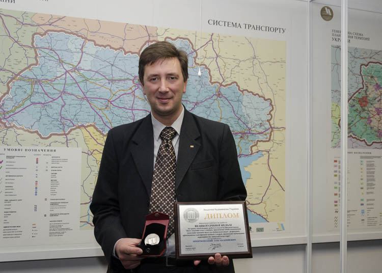 Prof Dr Olegas Prentkovskis was awarded a Diploma and a Big Silver Medal of the Ukrainian Academy of Civil Engineering