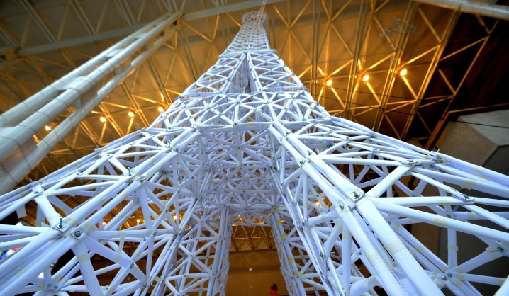  Aukščiausio popierinio Eifelio bokšto „įžiebimo“ ceremonija