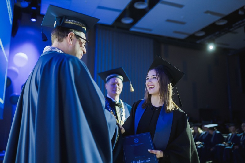 TIF studentams įteikti bakalauro ir magistrantūros studijų baigimo diplomai