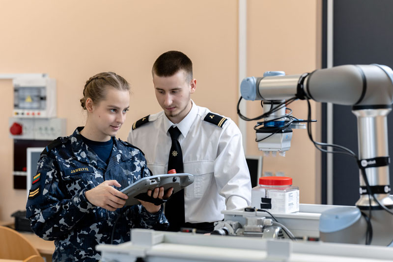 Studijos jūreivystės akademijoje - darbo ir karjeros jūrų uoste galimybė