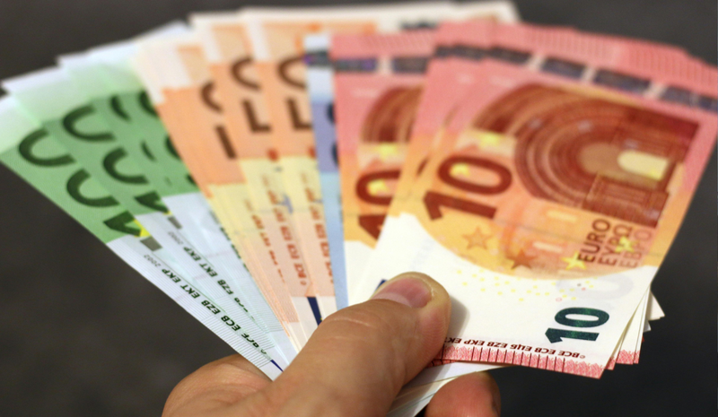 Finansinė realybė palikus tėvų namus: ką turi žinoti kiekvienas pirmakursis?