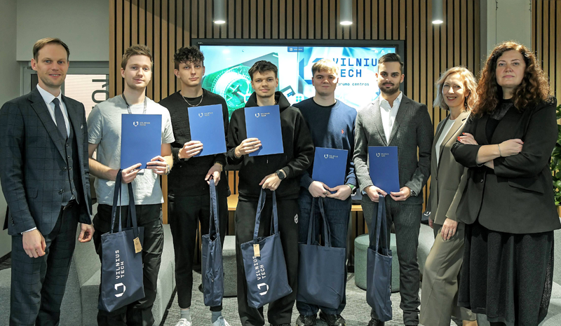 Apdovanoti geriausiai Konstitucijos egzaminą išlaikę studentai: toks rezultatas – pirmas per 11 metų