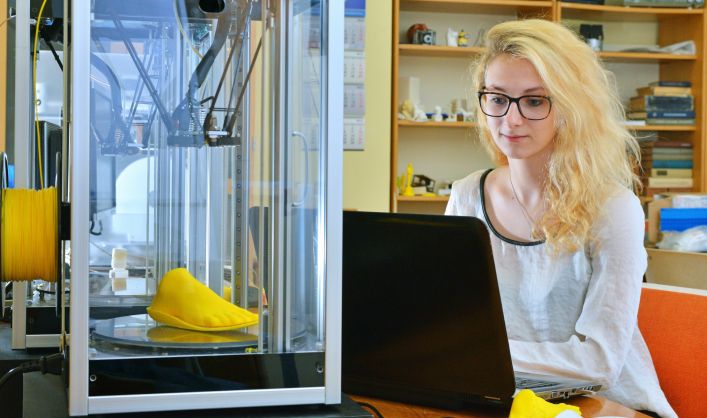 VGTU studentė 3D spausdintuvu spausdins ortopedinių problemų sprendimus