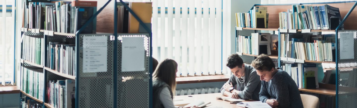 Studentai bibliotekoje