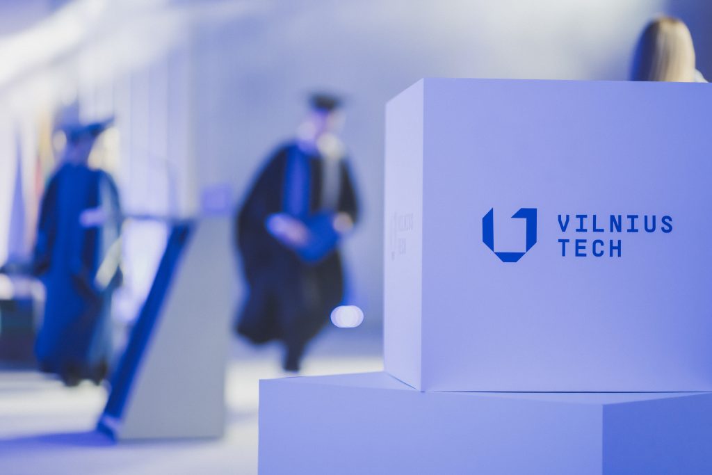 VILNIUS TECH logotipas diplomų teikimo ceremonijoje