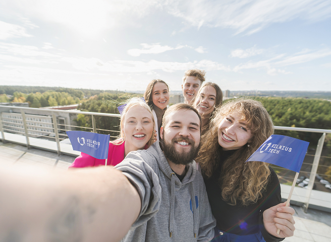 Studentai su vėliavėlėmis