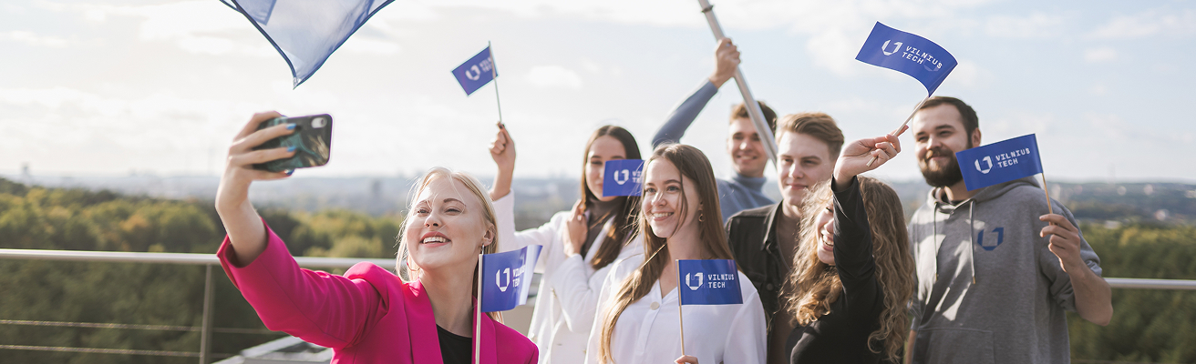 Studentai su vėliavėlėmis