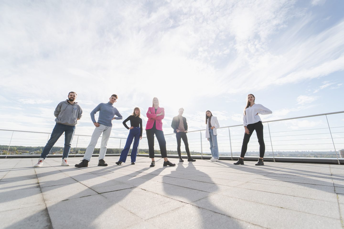 Studentai ant pastato stogo