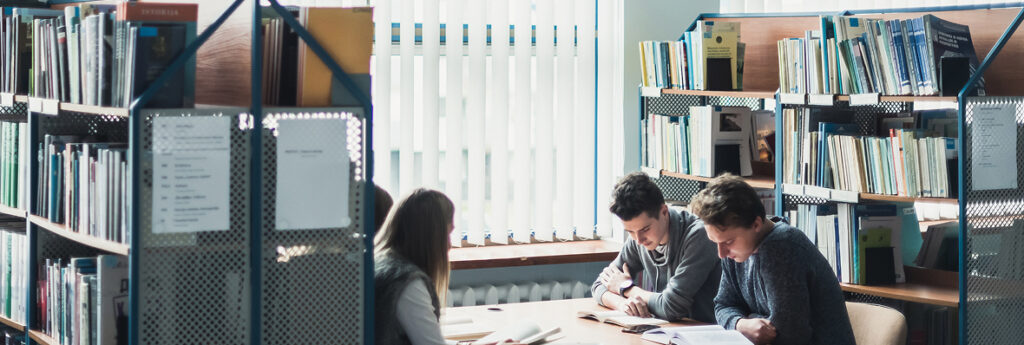 Studentai bibliotekoje