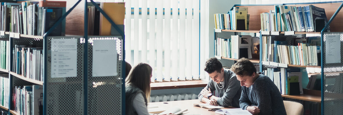 Studentai bibliotekoje