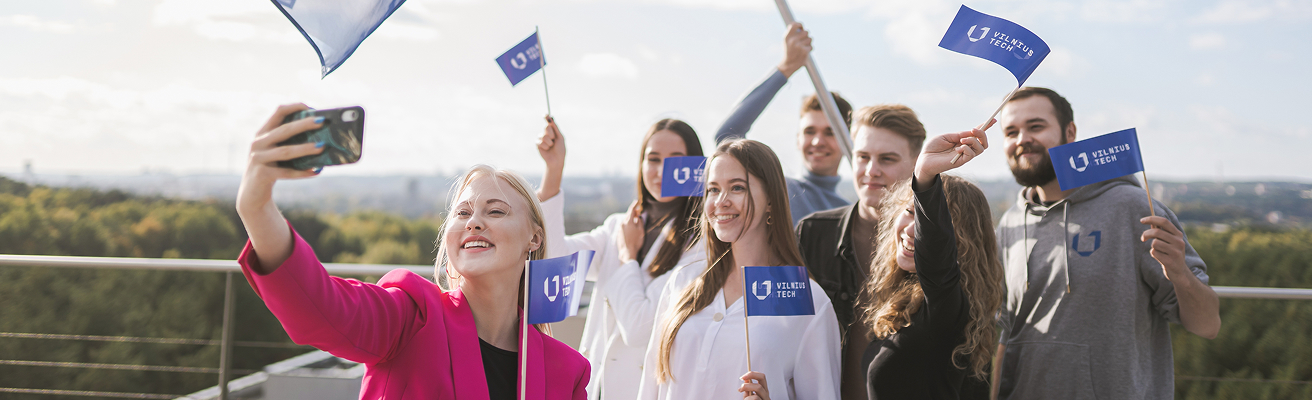 Studentai su vėliavėlėmis