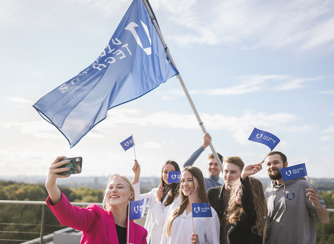 Studentai su vėliavomis