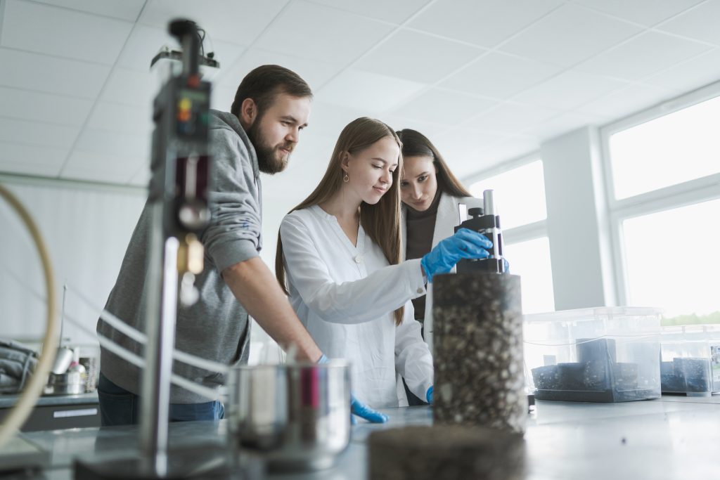 Studentai laboratorijoje