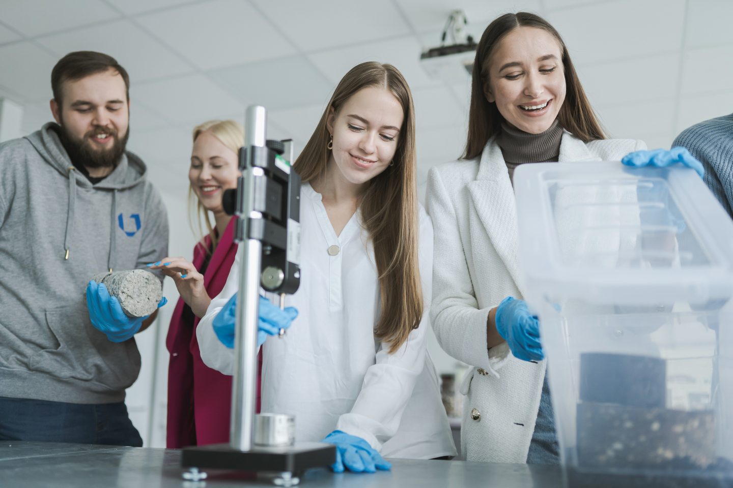 Studentai laboratorijoje