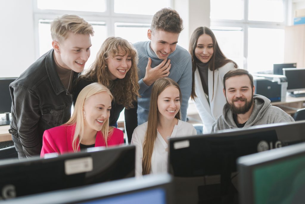 Studentai prie kompiuterių
