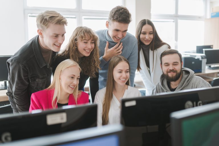 Studentai prie kompiuterių