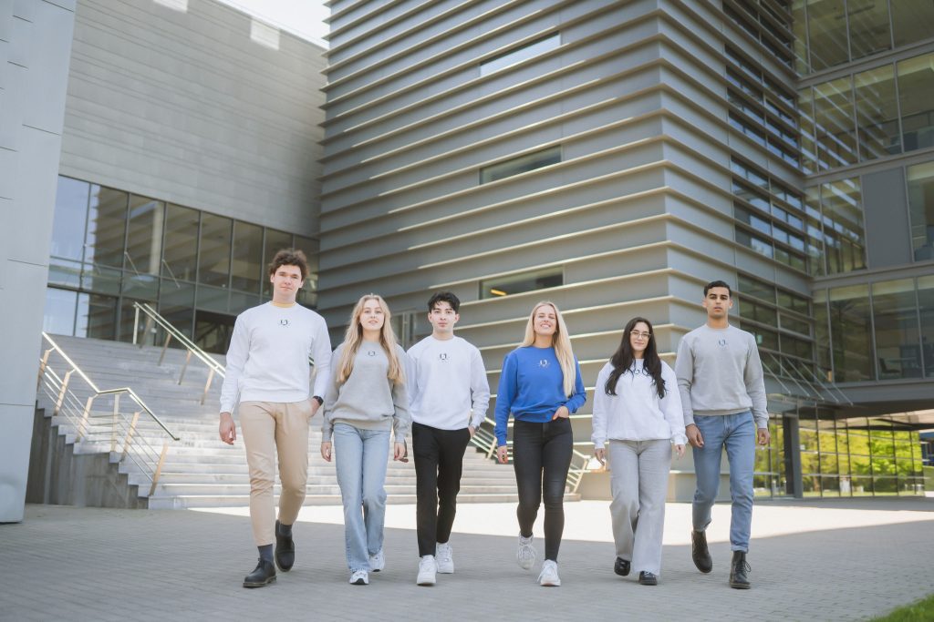 Studentai prie pastato