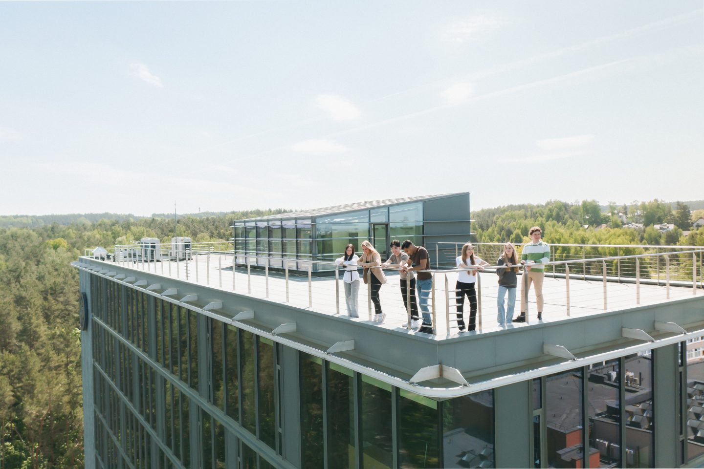 Studentai ant pastato stogo