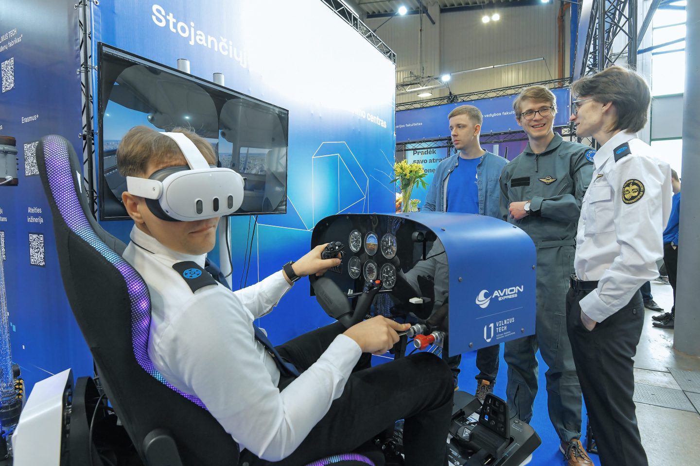 Pilotavimo simuliatorius studijų parodoje