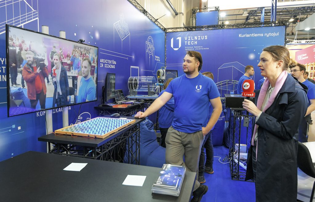 Žmonės studijų parodoje