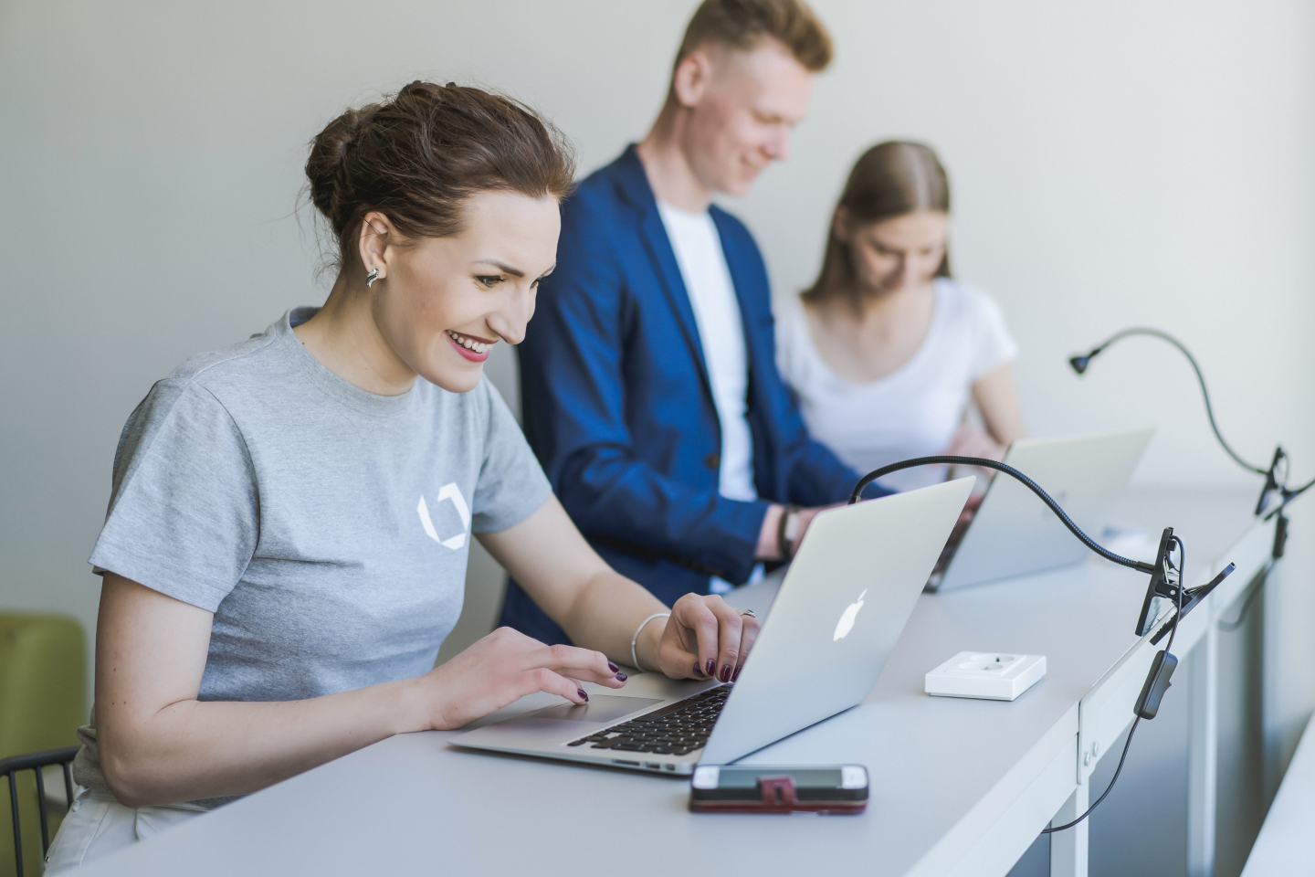 Studentai su kompiuteriais