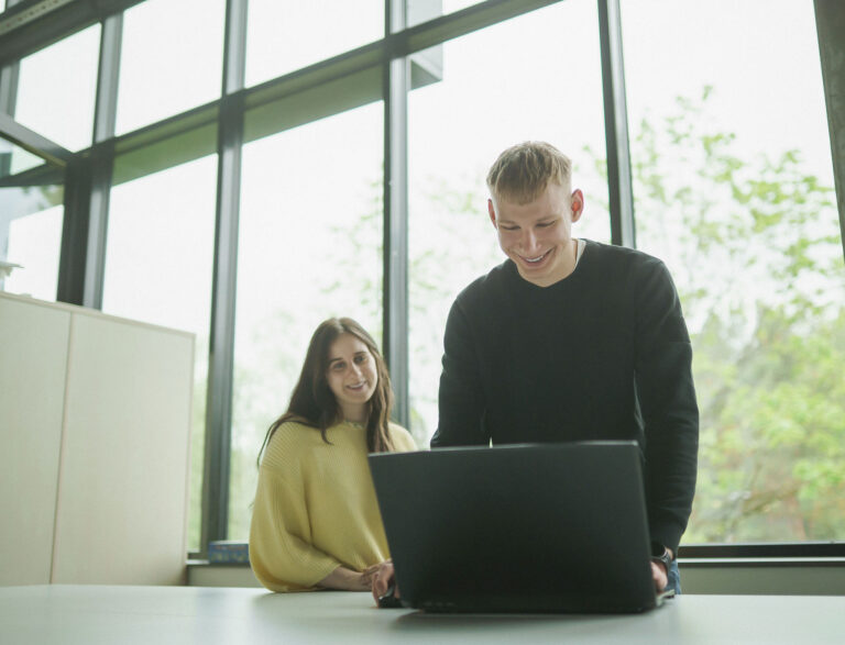 Studentai su kompiuteriu