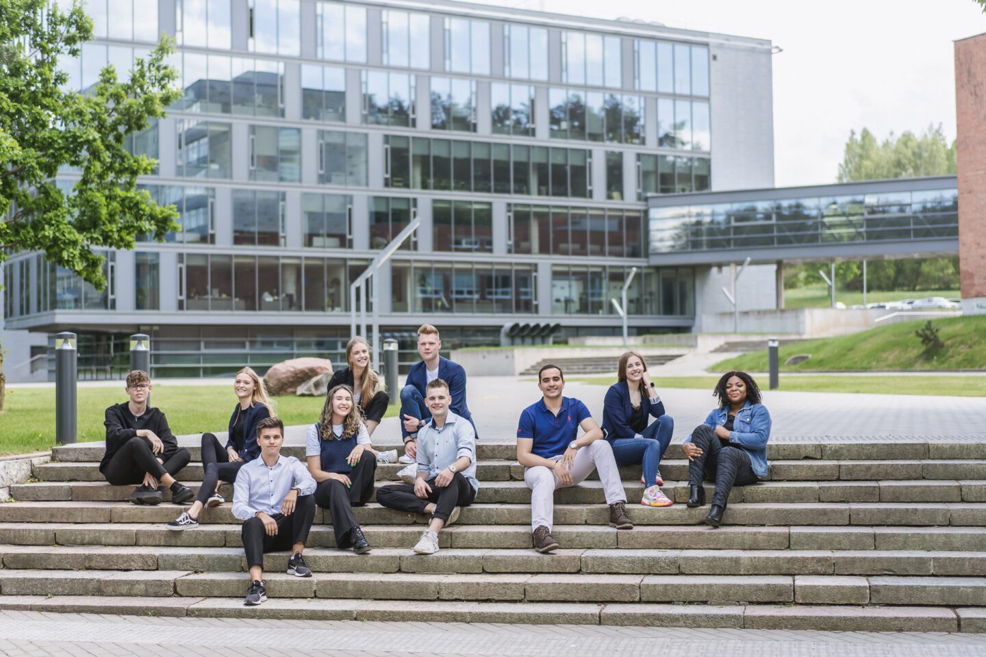 Studentai ant laiptų