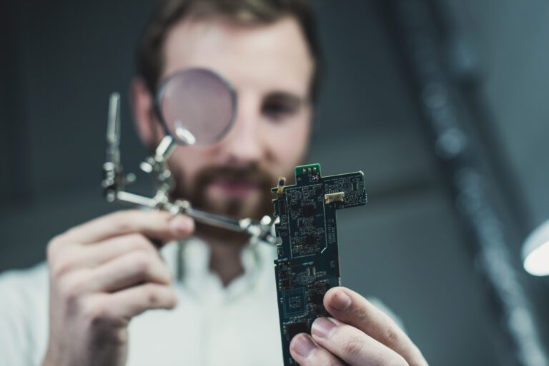 Studentas su mikroschema