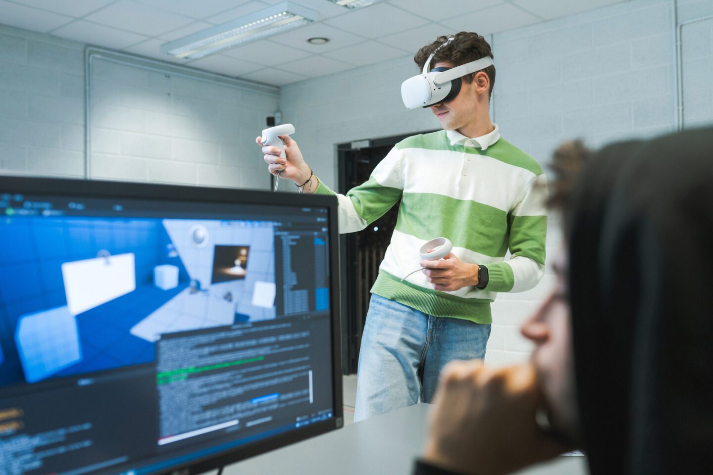 Studentas su virtualios realybės akiniais