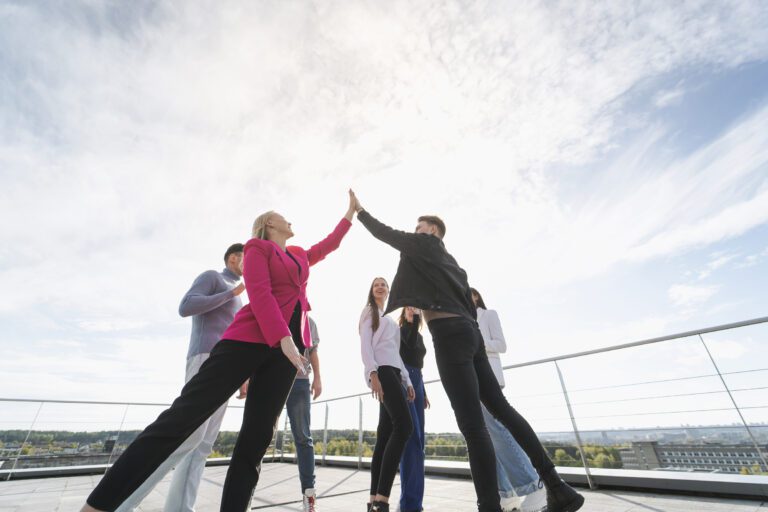 Studentai susidaužia delnais