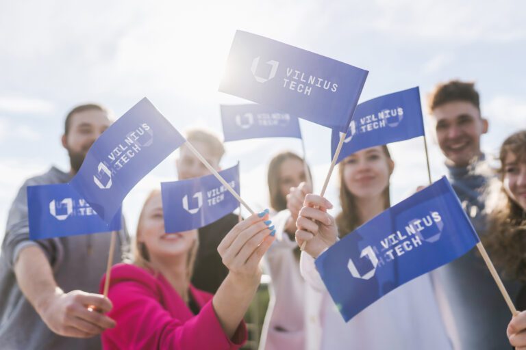 Studentai su VILNIUS TECH vėliavėlėmis