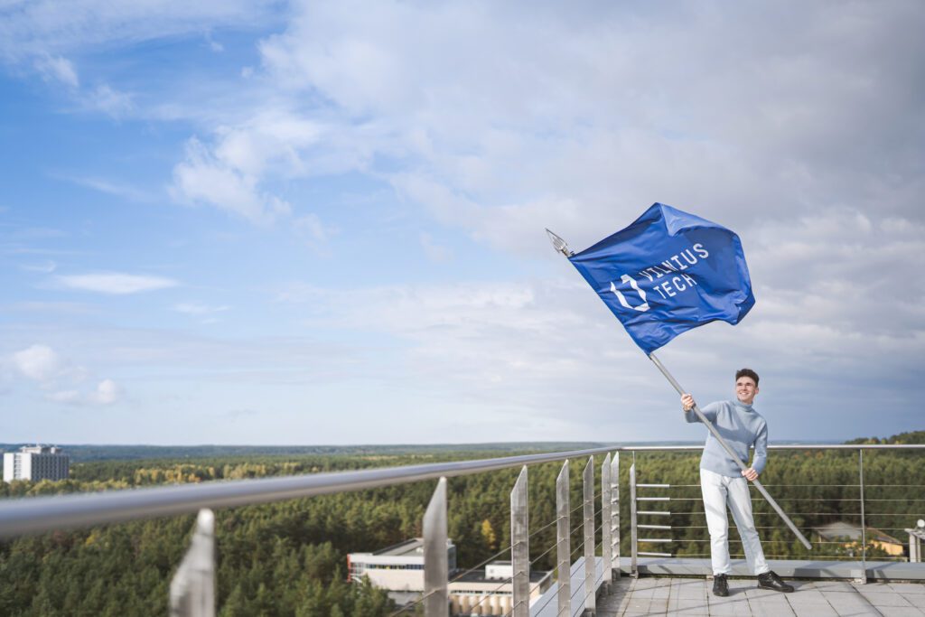 Studentas su VILNIUS TECH vėliava