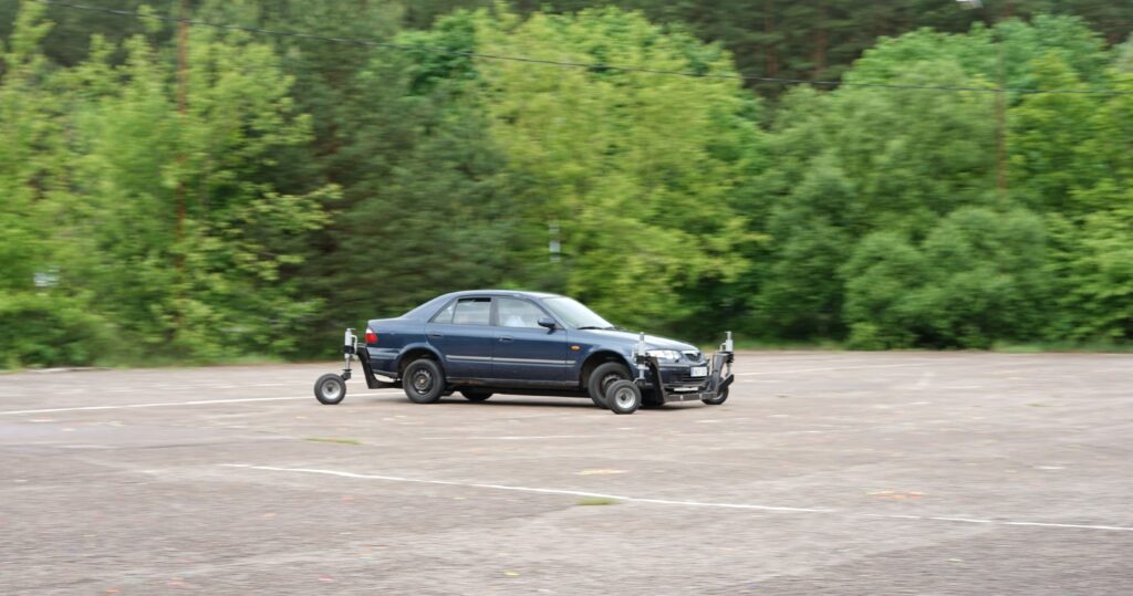 Transporto inžinerijos fakulteto Vairavimo įgūdžių tobulinimo automobilio slydimą imituojanti sistema