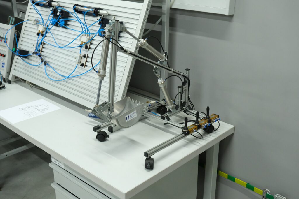 Transporti inžinerijos fakulteto Pneumatinis ekskavatorius