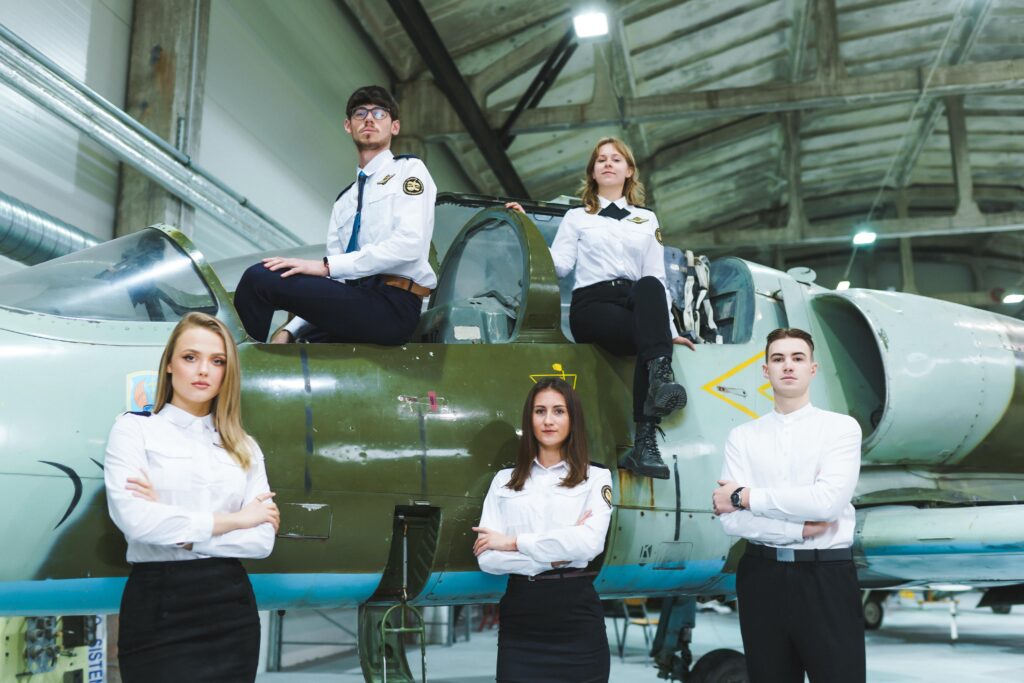 Studentai prie lėktuvo