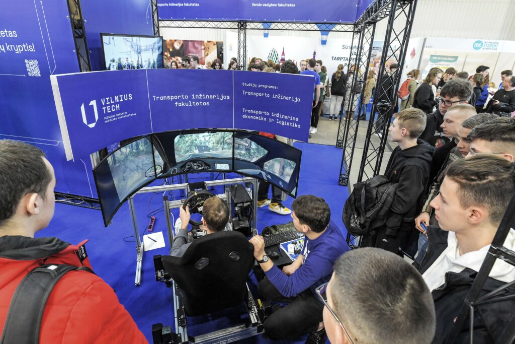 Transporto inžinerijos fakulteto Transporto priemonių vairavimo simuliatorius su judėjimo sistema