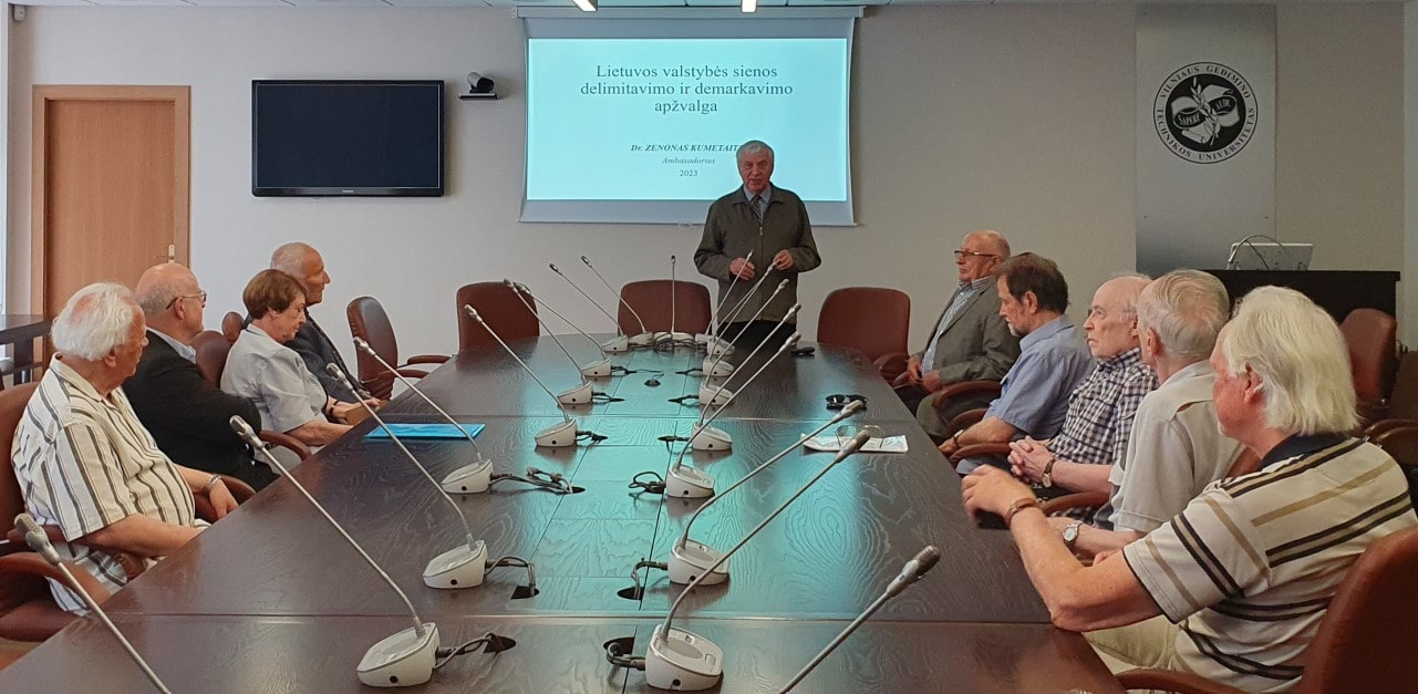 2023 m. gegužės 25 d. VILNIUS TECH Disertacijų gynimo salėje vyko susitikimas su technikos mokslų daktaru, docentu, ambasadoriumi Zenonu Kumetaičiu