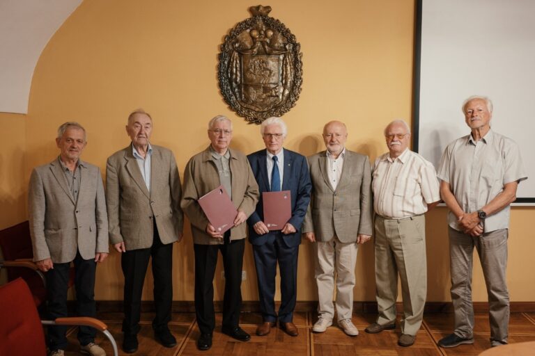 2023 m. birželio 19 d. VU Senato salėje pasirašytas VGTU ir VU Profesorių emeritų klubų bendradarbiavimo susitarimas