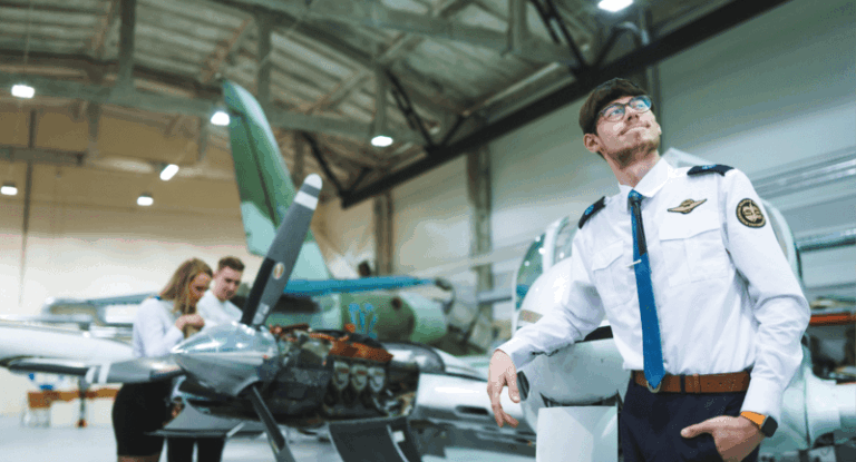 Studentai prie lėktuvų