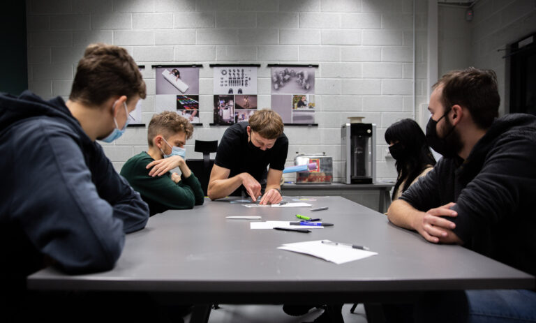 Studentai LinkMenų fabrike