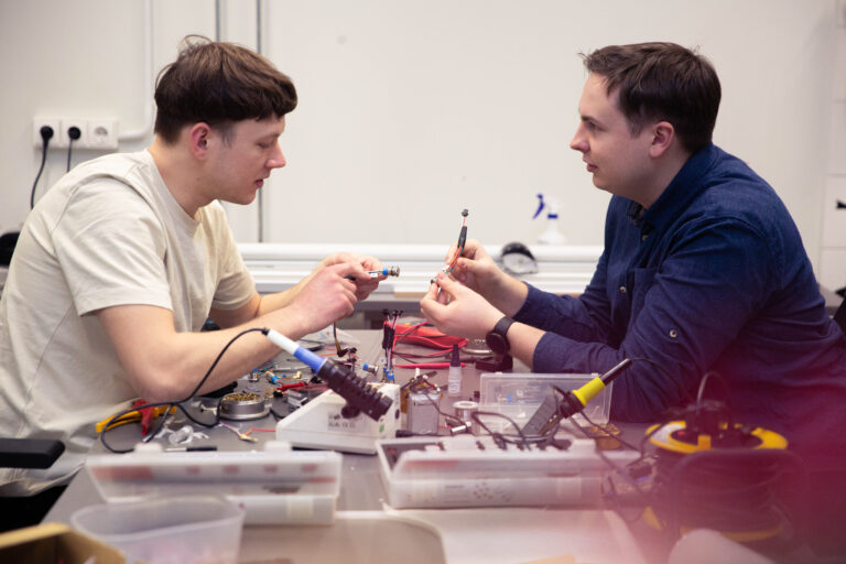 Studentai LinkMenų fabriko dirbtuvėse