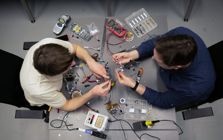 Studentai LinkMenų fabriko dirbtuvėse