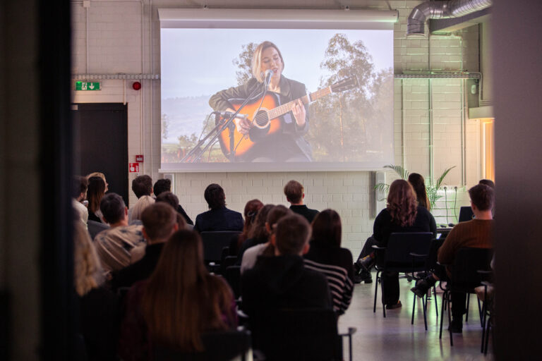 Studentai stebi vaizdo klipą