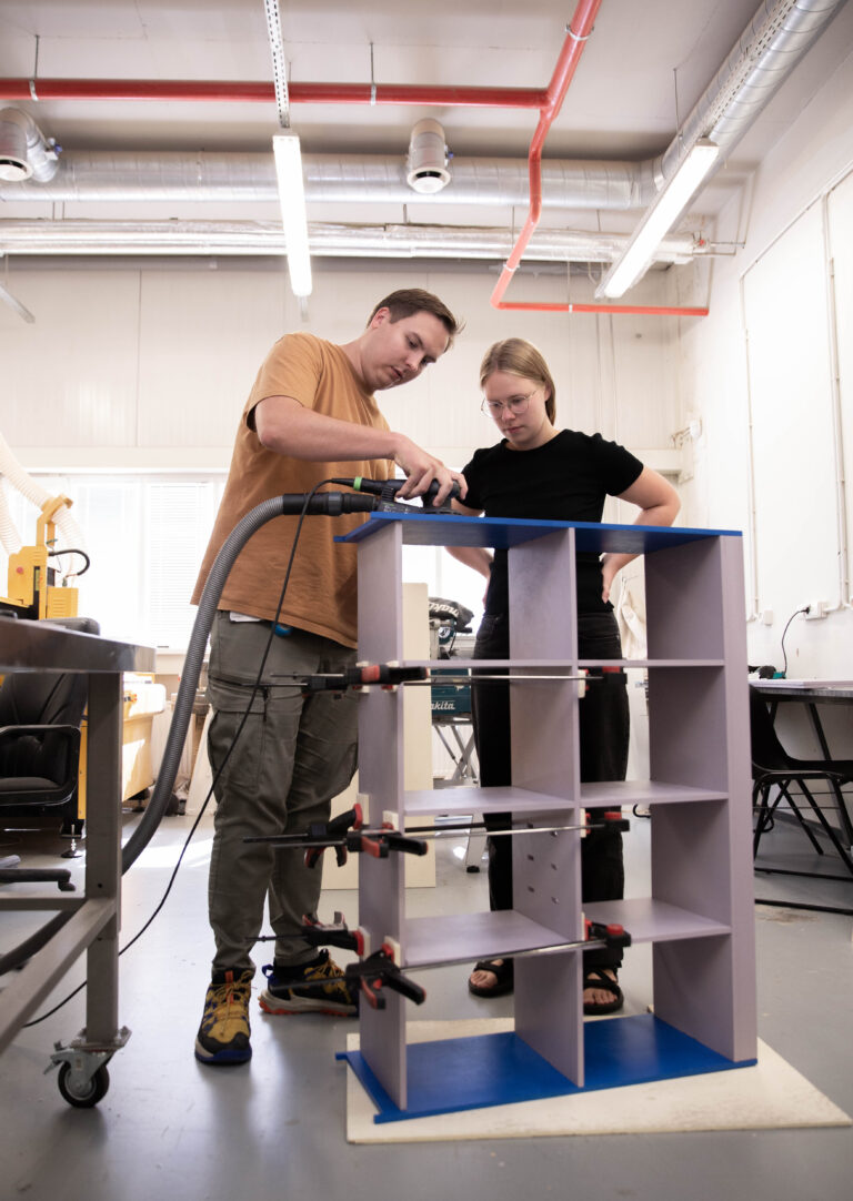 Studentai gamina lentyną